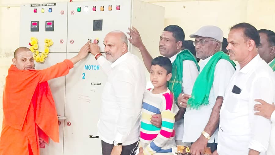 ಬೇಲೂರು ತಾಲ್ಲೂಕಿನ ಹಾಲ್ತೋರೆ ಜಾಕ್‌ವೆಲ್‌ನಿಂದ ಹಳೇಬೀಡು ಮತ್ತು ‌ಮಾದೀಹಳ್ಳಿ ಭಾಗದ ಕೆರೆಗಳಿಗೆ ನೀರು ಹರಿಸಲು ಪುಷ್ಪಗಿರಿ ಸೋಮಶೇಖರ ಸ್ವಾಮೀಜಿ ಮತ್ತು ಶಾಸಕ ಎಚ್.ಕೆ.ಸುರೇಶ್ ಚಾಲನೆ ನೀಡಿದರು