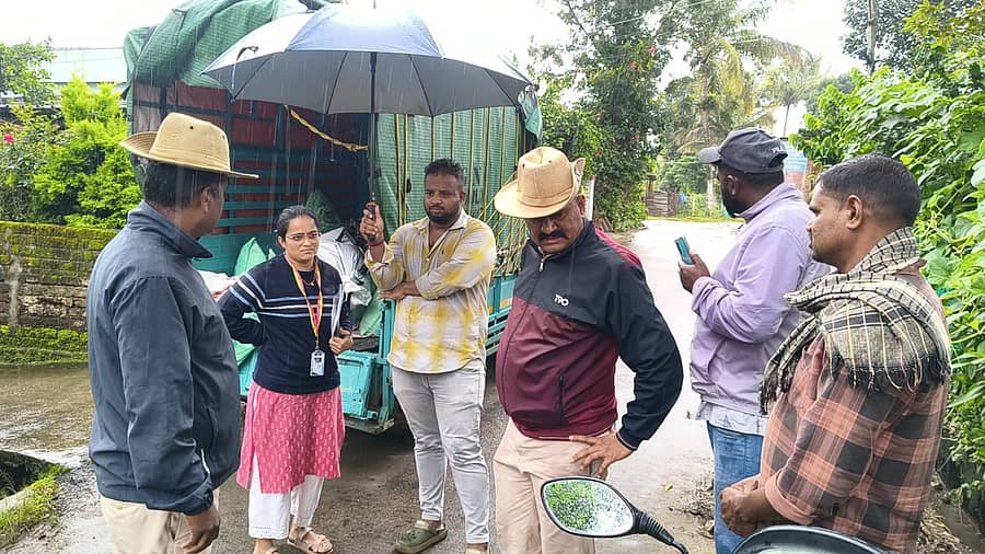 ಕುಶಾಲನಗರ ಸುತ್ತಮುತ್ತ ಮನೆಗಳಲ್ಲಿ ಪಡಿತರ ಚೀಟಿಯನ್ನು ಅಕ್ಕಿಯನ್ನು ಖರೀದಿ ಮಾಡಿ ಅಧಿಕ ಬೆಲೆಗೆ ಕಾಳಸಂತೆಯಲ್ಲಿ‌ ಮಾರಾಟ ಮಾಡಲು ಸಾಗಿಸುತ್ತಿದ್ದ ಸಂದರ್ಭ ಆಹಾರ ಇಲಾಖೆ ಅಧಿಕಾರಿಗಳು ದಾಳಿ ಮಾಡಿ ಮಾಲು ಸಮೇತ ವ್ಯಕ್ತಿಯನ್ನು ವಶ ಪಡೆದಿದ್ದಾರೆ.