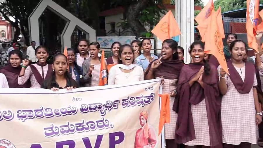 ತುಮಕೂರಿನಲ್ಲಿ ಗುರುವಾರ ಬಸ್ ಸೌಲಭ್ಯಕ್ಕೆ ಆಗ್ರಹಿಸಿ ವಿದ್ಯಾರ್ಥಿಗಳು ಪ್ರತಿಭಟನೆ ನಡೆಸಿದರು