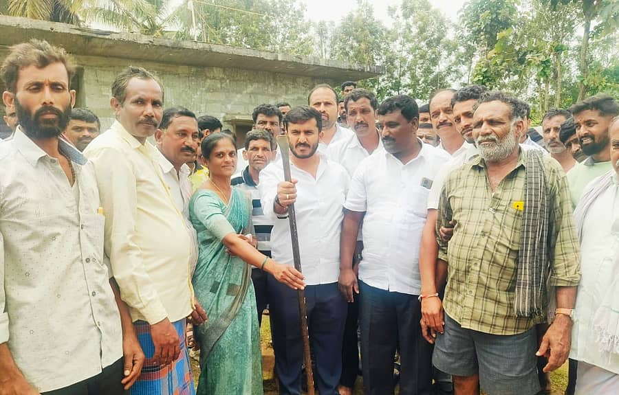 ಹುಣಸೂರು ತಾಲ್ಲೂಕಿನ ಹನಗೋಡು ಹೋಬಳಿ ಭಾಗದಲ್ಲಿ ಗುರುವಾರ 3 ಕೋಟಿ ರೂಪಾಯಿ ವೆಚ್ಚದ ರಸ್ತೆ ಮತ್ತು ಚರಂಡಿ ಕಾಮಗಾರಿಗೆ ಶಾಸಕ ಜಿ.ಡಿ.ಹರೀಶ್‌ ಗೌಡ ಭೂಮಿ ಪೂಜೆ ನೆರವೇರಿಸಿದರು 