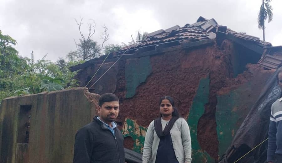 ಸೋಮವಾರಪೇಟೆ ಸಮೀಪದ ನೇರುಗಳಲೆ ಗ್ರಾಮ ಪಂಚಾಯಿತಿ ವ್ಯಾಪ್ತಿಯ ನೇಗಳ್ಳೆ ಕರ್ಕಳ್ಳಿ ಗ್ರಾಮದ  ವೀಣಾ ಅವರ ವಾಸದ ಮನೆ ಮಳೆಯಿಂದ ಗೋಡೆ ಕುಸಿದಿರುವುದು