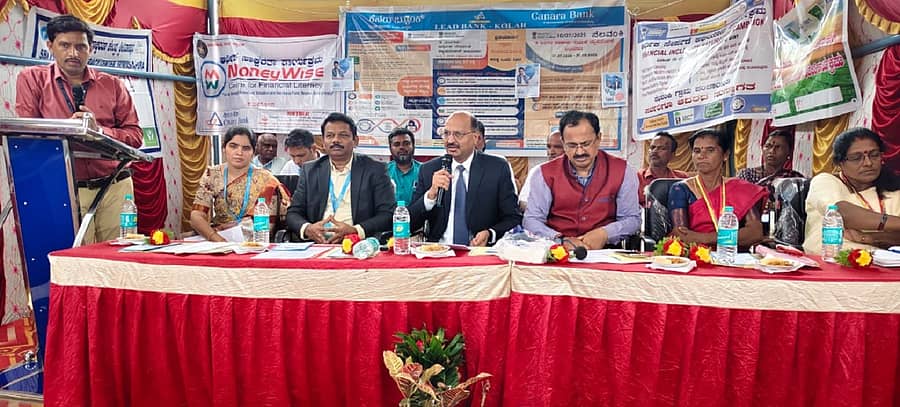 ಶ್ರೀನಿವಾಸಪುರ ತಾಲ್ಲೂಕಿನ ಲಕ್ಷ್ಮಿಪುರ ಕ್ರಾಸ್‌ನಲ್ಲಿ ಜಿಲ್ಲಾ ಲೀಡ್ ಬ್ಯಾಂಕ್ ಹಾಗೂ ಕೆನರಾ ಬ್ಯಾಂಕ್ ಶಾಖೆಯಿಂದ ಹಮ್ಮಿಕೊಂಡಿದ್ದ ಕಾರ್ಯಕ್ರಮದಲ್ಲಿ ಗಣ್ಯರು ಪಾಲ್ಗೊಂಡಿದ್ದರು