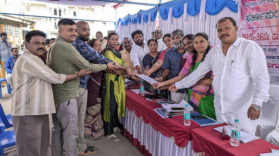 ಆನೇಕಲ್ ತಾಲ್ಲೂಕಿನ ಸರ್ಜಾಪುರದಲ್ಲಿ 2025-26ನೇ ಸಾಲಿನ ಮೊದಲನೇ ಸುತ್ತಿನ ಗ್ರಾಮಸಭೆಯಲ್ಲಿ ಸಾರ್ವಜನಿಕರು ವಿವಿಧ ಸೌಲಭ್ಯಗಳಿಗೆ ಒತ್ತಾಯಿಸಿ ಮನವಿ ಸಲ್ಲಿಸಿದರು