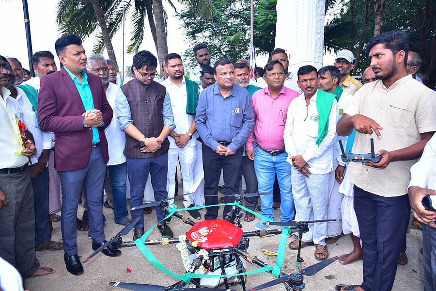 ಹೊಸಪೇಟೆ ಹೊರವಲಯದ ಚಿತ್ತವಾಡ್ಗಿಯಲ್ಲಿ ಗುರುವಾರ ಜಿಲ್ಲಾಧಿಕಾರಿ ಎಂ.ಎಸ್.ದಿವಾಕರ್‌, ಜಿಲ್ಲಾ ಪಂಚಾಯಿತಿ ಸಿಇಒ ಮೊಹಮ್ಮದ್ ಅಲಿ ಅಕ್ರಂ ಷಾ ಉಪಸ್ಥಿತಿಯಲ್ಲಿ ನ್ಯಾನೊ ಯೂರಿಯಾವನ್ನು ಡ್ರೋನ್‌ ಮೂಲಕ ಸಿಂಪಡಿಸುವ ಪ್ರಾತ್ಯಕ್ಷಿಕೆ ನಡೆಯಿತು  –ಪ್ರಜಾವಾಣಿ ಚಿತ್ರ