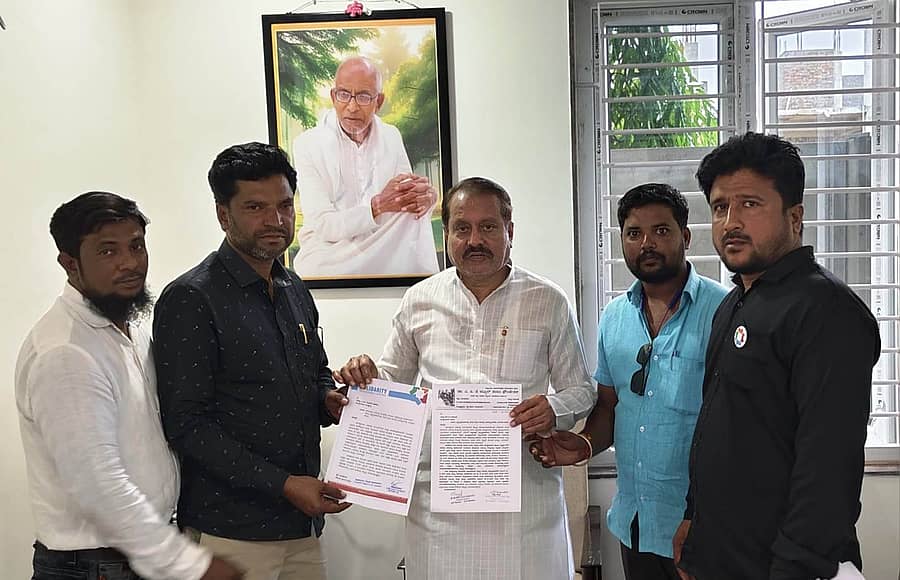 ತಾಳಿಕೋಟೆ: ಪಟ್ಟಣದ ಸಮುದಾಯ ಆರೋಗ್ಯ ಕೇಂದ್ರವನ್ನು ತಾಲ್ಲೂಕ ಆಸ್ಪತ್ರೆಯನ್ನಾಗಿ ಮೇಲ್ದರ್ಜೆಗೇರಿಸಲು ಕ್ರಮ ವಹಿಸುವಂತೆ ಒತ್ತಾಯಿಸಿ ಕರ್ನಾಟಕ ಸಾಬೂನು ಮತ್ತು ಮಾರ್ಜಕ ನಿಗಮದ ಅಧ್ಯಕ್ಷ, ಶಾಸಕ ಅಪ್ಪಾಜಿ ನಾಡಗೌಡ ಇವರಿಗೆ ಎಪಿಜೆ ಅಬ್ದುಲ್ ಕಲಾಂ ಫೌಂಡೇಶನ್ ದ ಪದಾಧಿಕಾರಿಗಳು ಬುಧವಾರ ಮನವಿ ಸಲ್ಲಿಸಿದರು.
