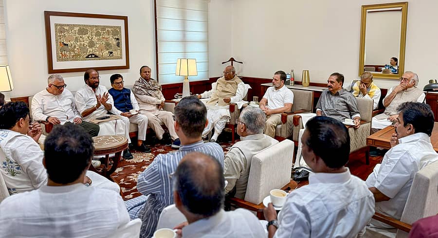 ‘ಇಂಡಿಯಾ’ ಒಕ್ಕೂಟದ ಸಂಸದರು ನವದೆಹಲಿಯಲ್ಲಿ ಗುರುವಾರ ಸಭೆ ನಡೆಸಿದರು. ಮಲ್ಲಿಕಾರ್ಜುನ ಖರ್ಗೆ, ರಾಹುಲ್ ಗಾಂಧಿ ಮತ್ತಿತರರು ಪಾಲ್ಗೊಂಡಿದ್ದರು –ಪಿಟಿಐ ಚಿತ್ರ