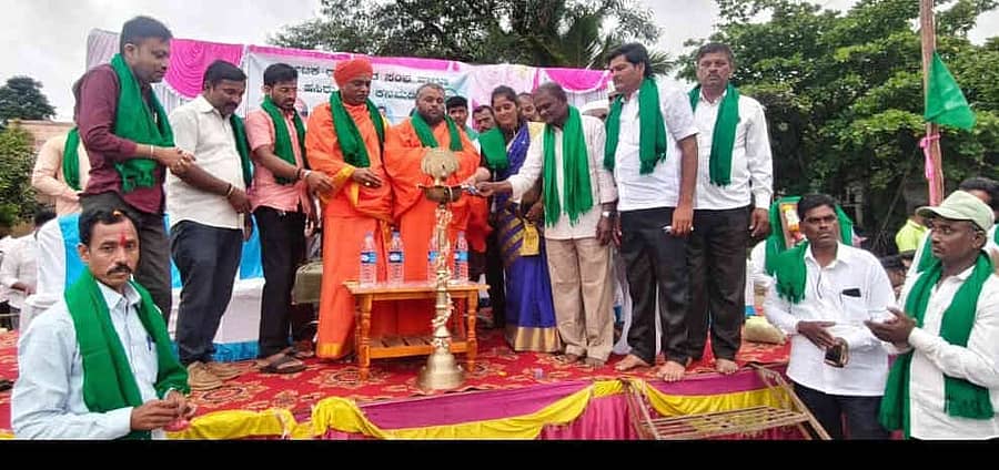 ತಿಕೋಟಾ ತಾಲ್ಲೂಕಿನ ಕನಮಡಿ ಗ್ರಾಮದಲ್ಲಿ ಕರ್ನಾಟಕ ರಾಜ್ಯ ರೈತ ಸಂಘ ಹಾಗೂ ಹಸಿರು ಸೇನೆಯ ಕನಮಡಿ ಗ್ರಾಮ ಘಟಕದ ಉದ್ಘಾಟನೆ ಸಮಾರಂಭ ನಡೆಯಿತು.