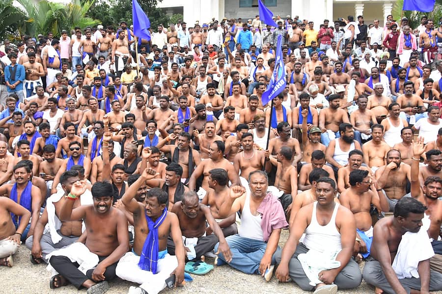 ಒಳಮೀಸಲಾತಿ ಜಾರಿ ವಿಚಾರವಾಗಿ ರಾಜ್ಯ ಸರ್ಕಾರ ವಿಳಂಬ ನೀತಿ ತೋರುತ್ತಿದೆ ಎಂದು ಆರೋಪಿಸಿ ಮಾದಿಗ ಮಹಾಸಭಾ ಮತ್ತು ದಲಿತ ಸಂಘಟನೆಗಳ ಒಕ್ಕೂಟದ ಕಾರ್ಯಕರ್ತರು ಚಿಕ್ಕಬಳ್ಳಾಪುರ ಜಿಲ್ಲಾಧಿಕಾರಿ ಕಚೇರಿ ಮುಂಭಾಗ ಅರೆ ಬೆತ್ತಲೆ ಪ್ರತಿಭಟನಾ ನಡೆಸಿದರು