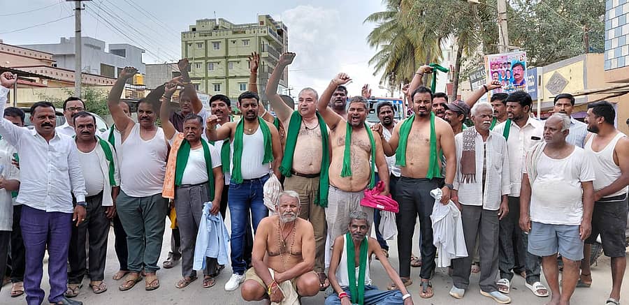ಹಿರಂಡಹಳ್ಳಿ ಗ್ರಾಮದಲ್ಲಿ ರೈತರು ರಸ್ತೆ ತಡೆ ಮಾಡಿ ಪ್ರತಿಭಟನೆ ನಡೆಸಿದರು
