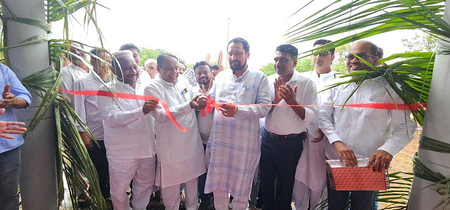 ಅಥಣಿ ಪಟ್ಟಣದಲ್ಲಿ ನೂತನವಾಗಿ ಮಂಜೂರಾದ ಅಲ್ಪಸಂಖ್ಯಾತರ ಕಲ್ಯಾಣ ಇಲಾಖೆಯ ಮೌಲಾನ ಅಜಾದ ಇಂಗ್ಲಿಷ್‌ ಮಾಧ್ಯಮ ಶಾಲೆಯನ್ನು ಶಾಸಕ ಲಕ್ಷ್ಮಣ ಸವದಿ ಉದ್ಘಾಟಿಸಿದರು