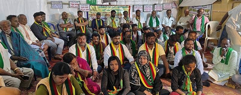 ಆನೇಕಲ್ ತಾಲ್ಲೂಕಿನ ಮುತ್ತಾನಲ್ಲೂರು ಗ್ರಾಮದಲ್ಲಿ ಕೆಐಎಡಿಬಿ ಭೂಸ್ವಾಧೀನ ವಿರೋಧಿಸಿ ಅಹೋರಾತ್ರಿ ಪ್ರತಿಭಟನೆ ನಡೆಸುತ್ತಿದ್ದು, ಜಯ ಕರ್ನಾಟಕ ಸಂಘಟನೆಯ ಪದಾಧಿಕಾರಿಗಳು ಬೆಂಬಲ ಸೂಚಿಸಿದರು