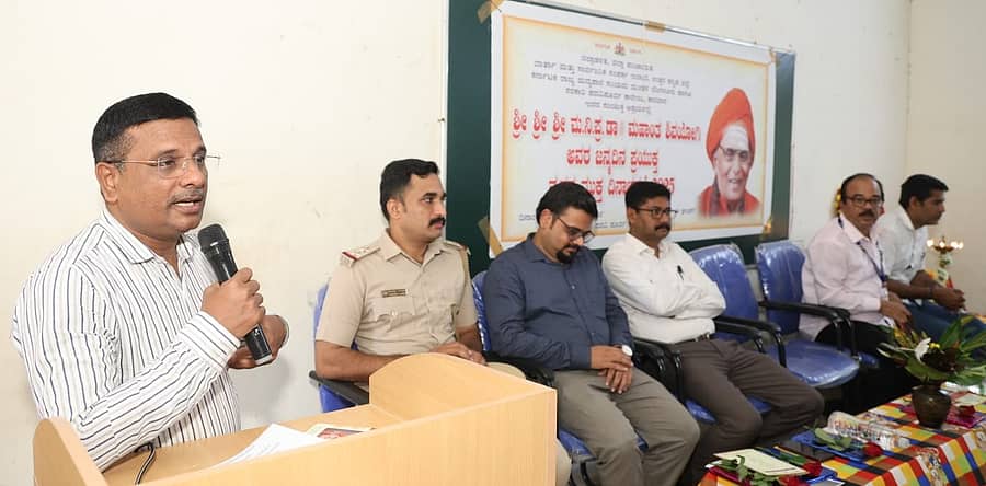 ಕಾರವಾರದಲ್ಲಿ ಹಮ್ಮಿಕೊಂಡಿದ್ದ ವ್ಯಸನ ಮುಕ್ತ ದಿನಾಚರಣೆ ಕಾರ್ಯಕ್ರಮದಲ್ಲಿ ಹೆಚ್ಚುವರಿ ಜಿಲ್ಲಾಧಿಕಾರಿ ಸಾಜಿದ್ ಮುಲ್ಲಾ ಮಾತನಾಡಿದರು.