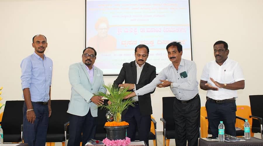ವಿಶ್ವನಾಥಪುರದ ಕರ್ನಾಟಕ ಪಬ್ಲಿಕ್‌ ಶಾಲೆಯ ಆವರಣದಲ್ಲಿರುವ ಸರ್.ಎಂ ವಿಶ್ವೇಶ್ವರಯ್ಯ ಸಭಾಂಗಣದಲ್ಲಿ ಡಾ.ಮಹಾಂತ ಶಿವಯೋಗಿಗಳ ಜನ್ಮ ದಿನಾಚರಣೆ ಅಂಗವಾಗಿ ವ್ಯಸನ ಮುಕ್ತ ದಿನಾಚರಣೆಯನ್ನು ಜಿಲ್ಲಾಧಿಕಾರಿ ಎ.ಬಿ. ಬಸವರಾಜು ಉದ್ಘಾಟಿಸಿದರು