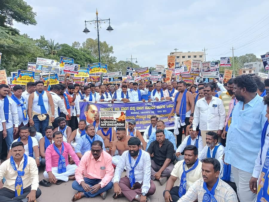 ಒಳಮೀಸಲಾತಿಗೆ ಆಗ್ರಹಿಸಿ ಶುಕ್ರವಾರ ಹೊಸಪೇಟೆಯಲ್ಲಿ  ಅರೆಬೆತ್ತಲೆ ಮೆರವಣಿಗೆ ಮತ್ತು ಪ್ರತಿಭಟನೆ ನಡೆಯಿತು  –ಪ್ರಜಾವಾಣಿ ಚಿತ್ರ