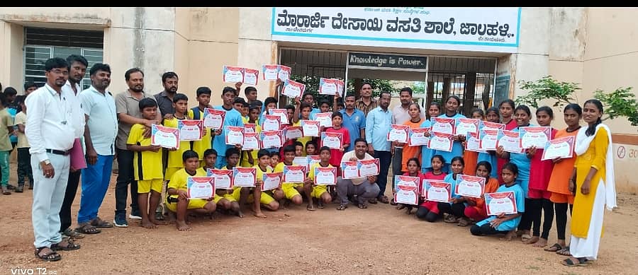 ಜಾಲಹಳ್ಳಿ ಪಟ್ಟಣದ ಹೊರಟಿಗೇರಿ ಸರ್ಕಾರಿ ಶಾಲೆಯಲ್ಲಿ‌ ಗುರುವಾರ ಹಮ್ಮಿಕೊಂಡ ವಲಯ ಮಟ್ಟಣದ ಕ್ರೀಡಾಕೂಟದಲ್ಲಿ ಮೊರಾರ್ಜಿ ದೇಸಾಯಿ ವಸತಿ ಶಾಲೆಯ ವಿದ್ಯಾರ್ಥಿಗಳು ಬಹುತೇಕ ಪ್ರಥಮ ಪ್ರಶಸ್ತಿ  ಪಡೆದುಕೊಂಡಿದ್ದಾರೆ