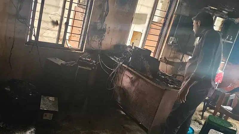 ದೇವದುರ್ಗ ತಾಲ್ಲೂಕಿನ ಗಬ್ಬೂರು ನಾಡ ತಹಶೀಲ್ದಾರ್ ಕಚೇರಿಯಲ್ಲಿ ಶಾರ್ಟ್ ಸರ್ಕಿಟ್‌ನಿಂದ ಕಂಪ್ಯೂಟರ್‌ ಭಸ್ಮವಾಗಿರುವುದು