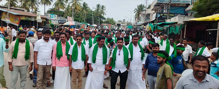 ಕಾರಟಗಿಯಲ್ಲಿ ಕಾಂಗ್ರೆಸ್‌ ಸರ್ಕಾರದ ವಿರುದ್ಧ ಬಿಜೆಪಿ ಕಾರ್ಯಕರ್ತರು ಪ್ರತಿಭಟನೆ ನಡೆಸಿದರು