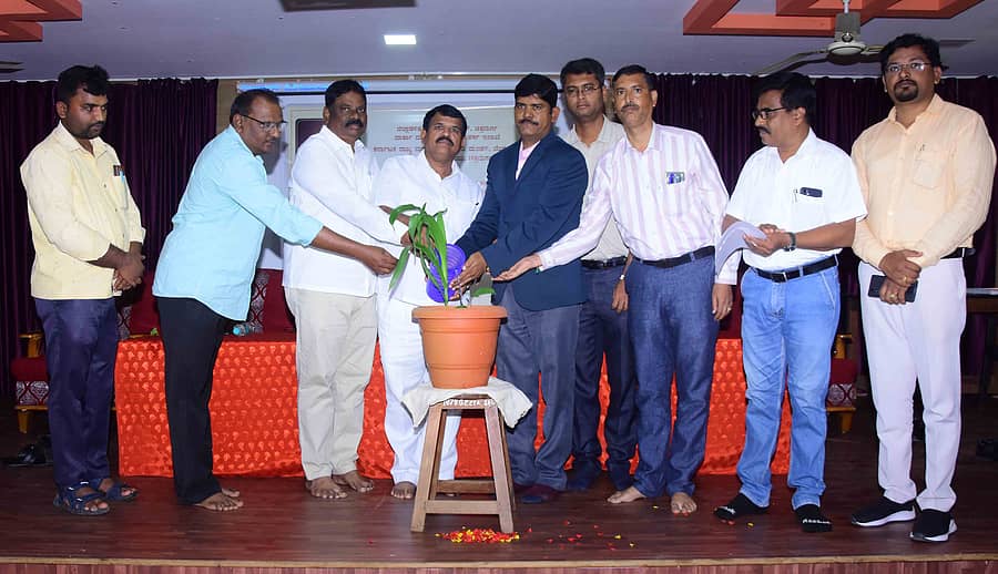 ಚಿತ್ರದುರ್ಗದ ಸರ್ಕಾರಿ ವಿಜ್ಞಾನ ಕಾಲೇಜು ಸಭಾಂಗಣದಲ್ಲಿ ಶುಕ್ರವಾರ ವಾರ್ತಾ ಮತ್ತು ಸಾರ್ವಜನಿಕ ಸಂಪರ್ಕ ಇಲಾಖೆಯಿಂದ ಆಯೋಜಿಸಿದ್ದ ವ್ಯಸನ ಮುಕ್ತ ದಿನಾಚರಣೆಯನ್ನು ಗ್ಯಾರಂಟಿ ಯೋಜನಾ ಅನುಷ್ಠಾನ ಪ್ರಾಧಿಕಾರದ ಜಿಲ್ಲಾ ಘಟಕದ ಅಧ್ಯಕ್ಷ ಆರ್‌.ಶಿವಣ್ಣ ಉದ್ಘಾಟಿಸಿದರು