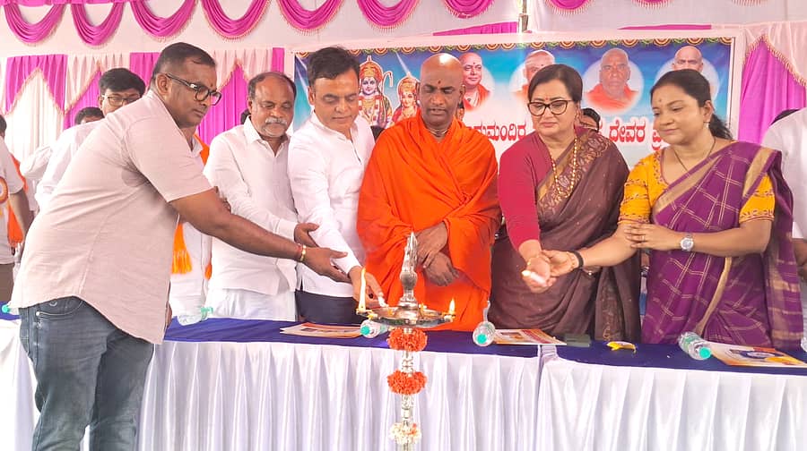 ಮಳವಳ್ಳಿ ತಾಲ್ಲೂಕಿನ ಹಿಟ್ಟನಹಳ್ಳಿಕೊಪ್ಪಲು ಗ್ರಾಮದಲ್ಲಿ ನೂತನವಾಗಿ ನಿರ್ಮಿಸಿರುವ ರಾಮಮಂದಿರ ಉದ್ಘಾಟನೆ ಮತ್ತು ನವಗ್ರಹ ದೇವರ ಪ್ರತಿಷ್ಠಾಪನೆ ಕಾರ್ಯಕ್ರಮವನ್ನು ಬಿಜೆಪಿ ಶಾಸಕ ಡಾ.ಸಿ.ಎನ್.ಅಶ್ವತ್ಥನಾರಾಯಣ ಉದ್ಘಾಟಿಸಿದರು