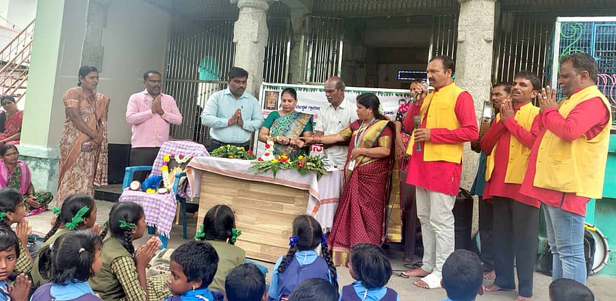 ಕಂಪ್ಲಿ ತಾಲ್ಲೂಕು ಚಿಕ್ಕಜಾಯಿಗನೂರಿನಲ್ಲಿ ಗುರುವಾರ ನಡೆದ ಬೀದಿನಾಟಕ ಪ್ರದರ್ಶನಕ್ಕೆ ಗ್ರಾಮ ಪಂಚಾಯಿತಿ ಅಧ್ಯಕ್ಷ ಕವಿತಾ ಪಂಪನಗೌಡ ಚಾಲನೆ ನೀಡಿದರು