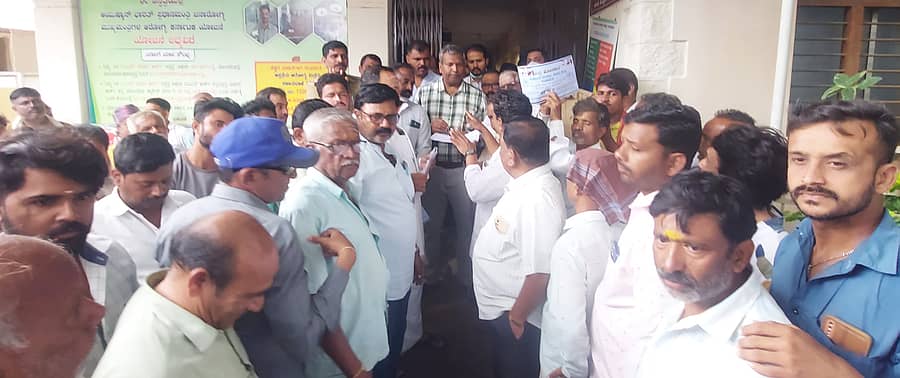 ಶಿಗ್ಗಾವಿ ತಾಲ್ಲೂಕಿನ ಬಂಕಾಪುರ ಪಟ್ಟಣದ ಸರ್ಕಾರಿ ಆಸ್ಪತ್ರೆ ಎದುರು ಸಾರ್ವಜನಿಕರು ತಾಲ್ಲೂಕು ಆರೋಗ್ಯಾಧಿಕಾರಿ ಸತೀಶ ಅವರಿಗೆ ಶುಕ್ರವಾರ ಮನವಿ ಸಲ್ಲಿಸಿದರು 