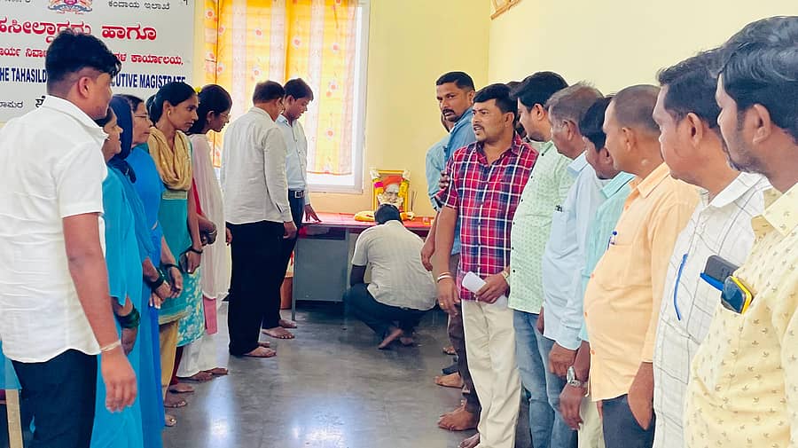 ಸುರಪುರ ತಹಶೀಲ್ದಾರ್ ಕಚೇರಿಯಲ್ಲಿ ಶುಕ್ರವಾರ ವ್ಯಸನ ಮುಕ್ತ ದಿನ ಆಚರಿಸಲಾಯಿತು