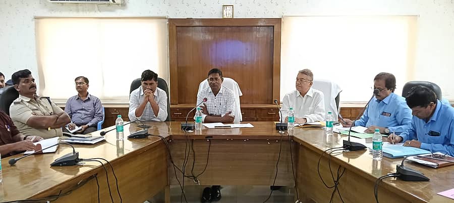 ಹಟ್ಟಿ ಚಿನ್ನದ ಗಣಿ ಕಂಪನಿಯಲ್ಲಿ ನಡೆದ ಪೂರ್ವಭಾವಿ ಸಭೆಯಲ್ಲಿ ಹೆಚ್ಚುವರಿ ಜಿಲ್ಲಾಧಿಕಾರಿ ಶಿವಾನಂದ ಮಾತನಾಡಿದರು