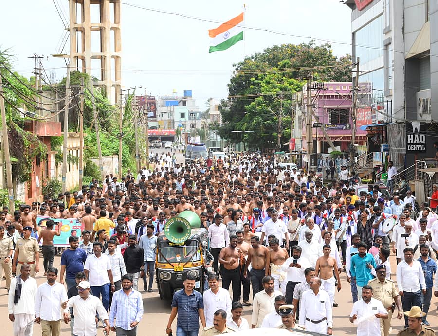 ಮಾದಿಗ ಸಂಘಟನೆಗಳ ಒಕ್ಕೂಟದ ಕಾರ್ಯಕರ್ತರು ಬೀದರ್‌ನಲ್ಲಿ ಶುಕ್ರವಾರ ಅರೆಬೆತ್ತಲೆ ಪ್ರತಿಭಟನಾ ರ್‍ಯಾಲಿ ನಡೆಸಿದರು