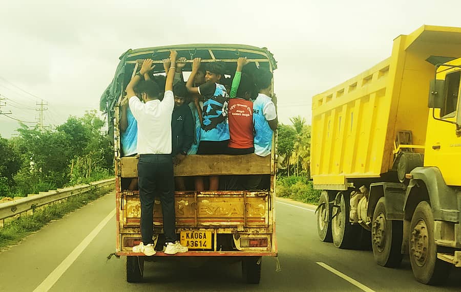 ಕೊರಟಗೆರೆ-ತುಮಕೂರು ಹೆದ್ದಾರಿಯಲ್ಲಿ ಕೆಸ್ತೂರು ಪ್ರೌಢಶಾಲೆ ವಿದ್ಯಾರ್ಥಿಗಳನ್ನು ಸರಕು ಸಾಗಣೆ ವಾಹನದಲ್ಲಿ ವಿದ್ಯಾರ್ಥಿಗಳನ್ನು ಕರೆದೊಯ್ಯಲಾಯಿತು