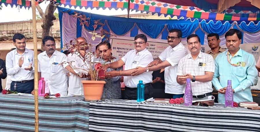 ಸಂಡೂರು ತಾಲ್ಲೂಕಿನ ಚೋರುನೂರು ಗ್ರಾಮದಲ್ಲಿ ಗುರುವಾರ ನಡೆದ ಬಾಲ್ಯ ವಿವಾಹ ತಡೆ ಕಾರ್ಯಕ್ರಮವನ್ನು ಗಣ್ಯರು ಚಾಲನೆ ನೀಡಿದರು   