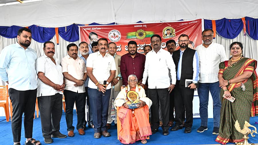 <div class="paragraphs"><p>ಸಮಾರಂಭದಲ್ಲಿ ರಾಜ್ಯ ಪ್ರಶಸ್ತಿ ವಿಜೇತ ಮತ್ತು ಜಾನಪದ ಗಾಯಕಿ ಹೊನ್ನಗಂಗಮ್ಮ ಅವರನ್ನು ಅಭಿನಂದಿಸಲಾಯಿತು.&nbsp; </p></div>