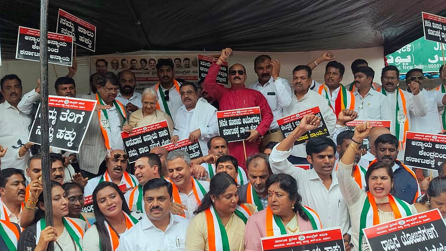 ದೆಹಲಿಯ ಜಂತರ್ ಮಂತರ್ನಲ್ಲಿ ಶುಕ್ರವಾರ ಕಾಂಗ್ರೆಸ್ ಕಾರ್ಯಕರ್ತರು ಪ್ರತಿಭಟನೆ ನಡೆಸಿದರು.