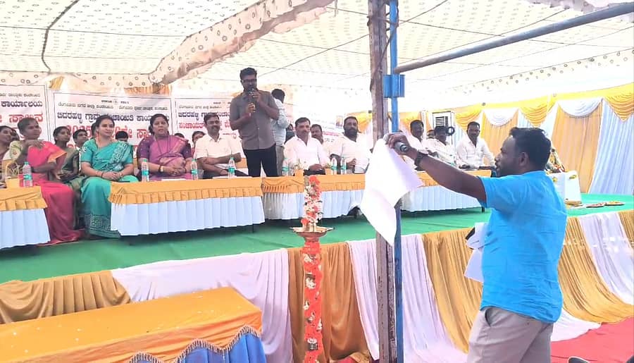 ಗ್ರಾಮ ಸಭೆಯಲ್ಲಿ ಗ್ರಾಮಸ್ಥರು ಅಧಿಕಾರಿಗಳನ್ನು ತರಾಟೆಗೆ ತೆಗೆದುಕೊಂಡರು