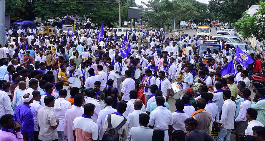 ಒಳ ಮೀಸಲಾತಿ ಜಾರಿಗೊಳಿಸಬೇಕು ಎಂದು ಒತ್ತಾಯಿಸಿ ಸ್ವಾಭಿಮಾನಿ ಮಾದಿಗ ಮಹಾಸಭಾ ಸದಸ್ಯರು ಶುಕ್ರವಾರ ಚಿತ್ರದುರ್ಗದ ಒನಕೆ ಓಬವ್ವ ವೃತ್ತದಲ್ಲಿ ಪ್ರತಿಭಟನೆ ನಡೆಸಿದರು