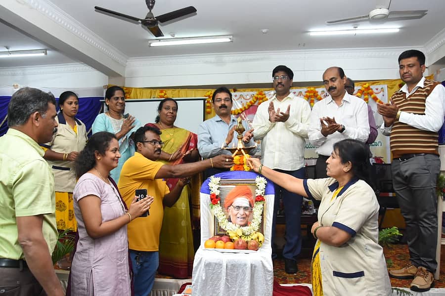 ಚಿಕ್ಕಬಳ್ಳಾಪುರದಲ್ಲಿ ಮಹಾಂತ ಶಿವಯೋಗಿಗಳ ಜನ್ಮದಿನದ ಅಂಗವಾಗಿ ಹಮ್ಮಿಕೊಂಡಿದ್ದ ವ್ಯಸನಮುಕ್ತ ದಿನಾಚರಣೆ ಕಾರ್ಯಕ್ರಮವನ್ನು ಗಣ್ಯರು  ಉದ್ಘಾಟಿಸಿದರು