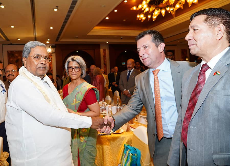 ವಿವಿಧ ದೇಶಗಳ ಪ್ರತಿನಿಧಿಗಳಿಗೆ ಸಿದ್ದರಾಮಯ್ಯ ಹಸ್ತಲಾಘವ ಮಾಡಿದರು.