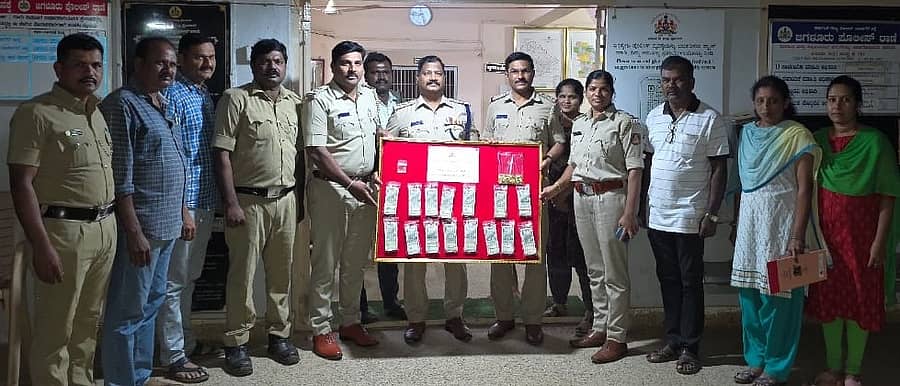 ನಕಲಿ ಚಿನ್ನದ ನಾಣ್ಯಗಳನ್ನು ನೀಡಿ ವಂಚಿಸಿದ್ದ ಆರೋಪಿಗಳಿಂದ ವಶಕ್ಕೆ ಪಡೆದ ಹಣದೊಂದಿಗೆ ಜಗಳೂರು ಠಾಣೆಯ ಪೊಲೀಸರು
