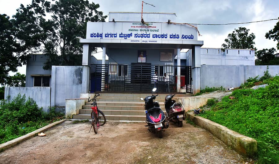 ಹುಬ್ಬಳ್ಳಿಯ ಶಿರಡಿ ನಗರದಲ್ಲಿ ಸಮಾಜ ಕಲ್ಯಾಣ ಇಲಾಖೆಗೆ ಸೇರಿದ ಪರಿಶಿಷ್ಟ ವರ್ಗದ ಮೆಟ್ರಿಕ್‌ ನಂತರದ ಬಾಲಕರ ವಸತಿ ನಿಲಯ
ಪ್ರಜಾವಾಣಿ ಚಿತ್ರ: ಗುರು ಹಬೀಬ 