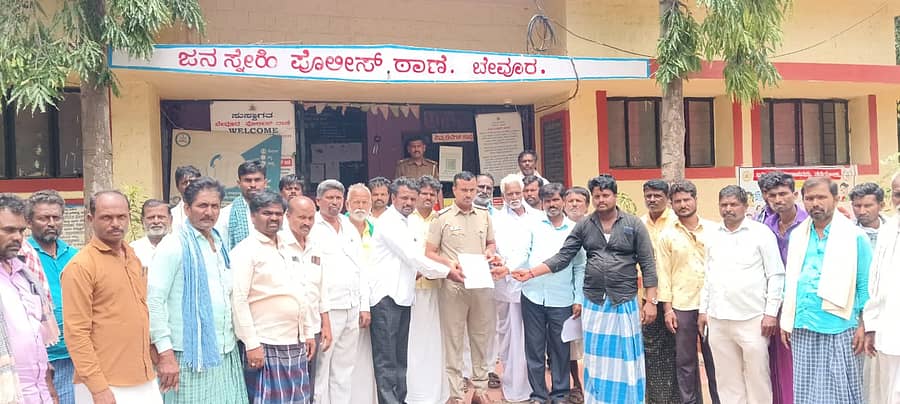 ಯಲಬುರ್ಗಾ ತಾಲ್ಲೂಕಿನ ಬೇವೂರು ಠಾಣೆಯ ವ್ಯಾಪ್ತಿಗೆ ಒಳಪಡುವ ವಟಪರವಿ ಗ್ರಾಮದಲ್ಲಿ ಮದ್ಯ ಅಕ್ರಮ ಮಾರಾಟವನ್ನು ನಿಯಂತ್ರಿಸುವಂತೆ ಆಗ್ರಹಿಸಿ ವಟಪರವಿ ಗ್ರಾಮಸ್ಥರು ಪೊಲೀಸ್ ಅಧಿಕಾರಿಗೆ ದೂರು ನೀಡಿದರು