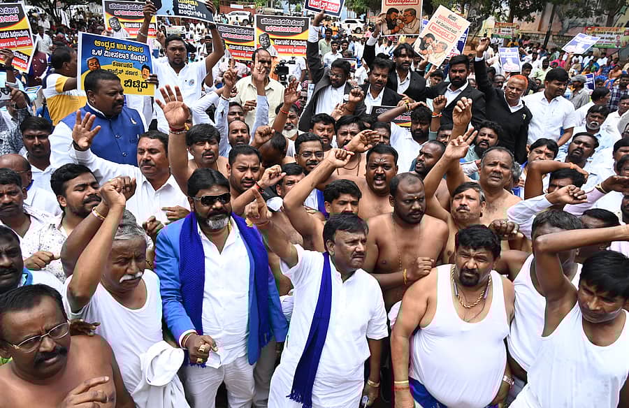 ಒಳಮೀಸಲಾತಿ ಜಾರಿಗೆ ಆಗ್ರಹಿಸಿ ಕರ್ನಾಟಕ ಮಾದಿಗ ಸಂಘಟನೆಗಳ ಒಕ್ಕೂಟದ ವತಿಯಿಂದ ಬೆಂಗಳೂರಿನ ಸ್ವಾತಂತ್ಯ ಉದ್ಯಾನದಲ್ಲಿ ಶುಕ್ರವಾರ ಅರೆಬೆತ್ತಲೆ ಪ್ರತಿಭಟನೆ ನಡೆಯಿತು  
– ಪ್ರಜಾವಾಣಿ ಚಿತ್ರ