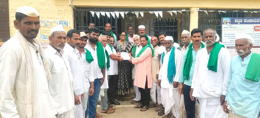 ನಿಡಗುಂದಿ ಪಟ್ಟಣದಲ್ಲಿ ಗ್ರೇಡ್ 2 ತಹಶೀಲ್ದಾರ್ ಎಸ್.ಎಸ್. ಭಾವಿಕಟ್ಟಿ ಅವರಿಗೆ ರೈತ ಸಂಘದ ಪದಾಧಿಕಾರಿಗಳು ಮನವಿ ಸಲ್ಲಿಸಿದರು