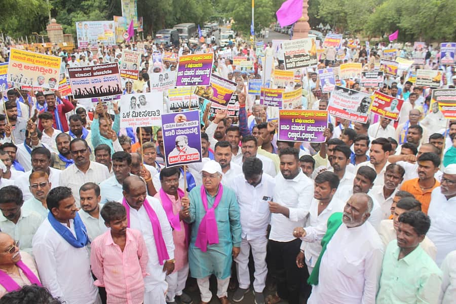 ಬಾಗಲಕೋಟೆಯಲ್ಲಿ ಒಳ ಮೀಸಲಾತಿ ಜಾರಿಗೊಳಿಸಬೇಕೆಂದು ಆಗ್ರಹಿಸಿ ಶುಕ್ರವಾರ ಬೃಹತ್ ಪ್ರತಿಭಟನೆ ಮಾಡಲಾಯಿತು