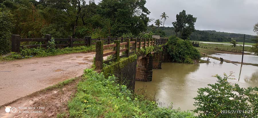 ಹೆತ್ತೂರು ಸಮೀಪದ ಐಗೂರು ಗ್ರಾಮದಲ್ಲಿ ನಿರ್ಮಿಸಿರುವ ಸೇತುವೆ ಶಿಥಿಲವಾಗಿದೆ.