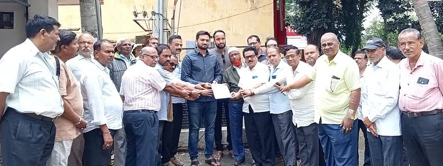 ರಾಣೆಬೆನ್ನೂರಿನಲ್ಲಿ ಜಿಲ್ಲಾ ಮತ್ತು ತಾಲ್ಲೂಕು ಪತ್ರ ಬರಹಗಾರರು ಉಪ ನೋಂದಣಾಧಿಕಾರಿ ವಿಶ್ವನಾಥ ಸುಭೇದಾರ ಅವರಿಗೆ ಈಚೆಗೆ ಮನವಿ ಸಲ್ಲಿಸಿದರು.