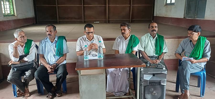 ಕರ್ನಾಟಕ ರಾಜ್ಯ ರೈತ ಸಂಘ ಹಸಿರು ಸೇನೆ ದ.ಕ.ಜಿಲ್ಲಾ ಸಮಿತಿ ನೇತೃತ್ವದಲ್ಲಿ ಪುತ್ತೂರಿನಲ್ಲಿ ಹಮ್ಮಿಕೊಂಡಿದ್ದ ಮಾಹಿತಿ ಕಾರ್ಯಾಗಾರದಲ್ಲಿ ತಾಲ್ಲೂಕು ಪಂಚಾಯಿತಿ ಸಹಾಯಕ ನಿರ್ದೇಶಕ ನಾಗೇಶ ಎಂ. ಅವರು ರೈತರೊಂದಿಗೆ ಸಂವಾದ ನಡೆಸಿದರು