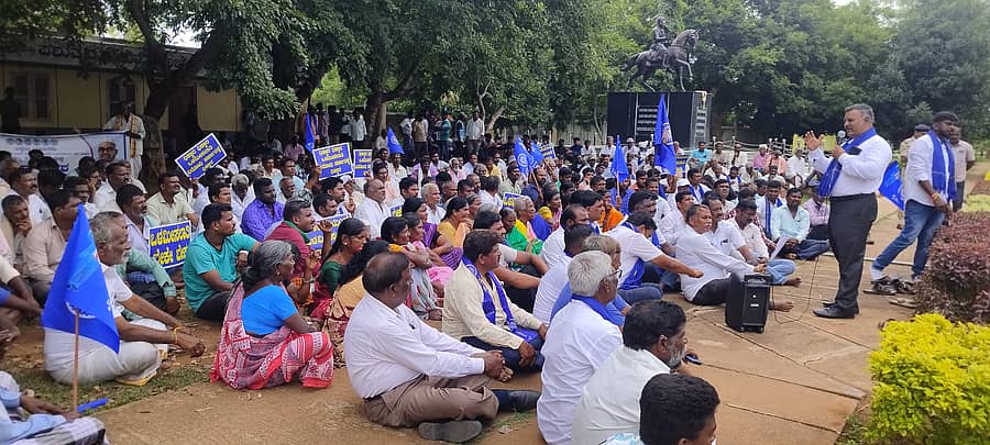 ಒಳ ಮೀಸಲಾತಿ ಜಾರಿಗೆ ಒತ್ತಾಯಿಸಿ ಶುಕ್ರವಾರ ಜಿಲ್ಲಾ ಮಾದಿಗ ಒಳ ಮೀಸಲಾತಿ ಹೋರಾಟ ಒಕ್ಕೂಟದ ವತಿಯಿಂದ ಜಿಲ್ಲಾಧಿಕಾರಿ ಕಚೇರಿ ಎದುರು ಪ್ರತಿಭಟನೆ ನಡೆಸಲಾಯಿತು