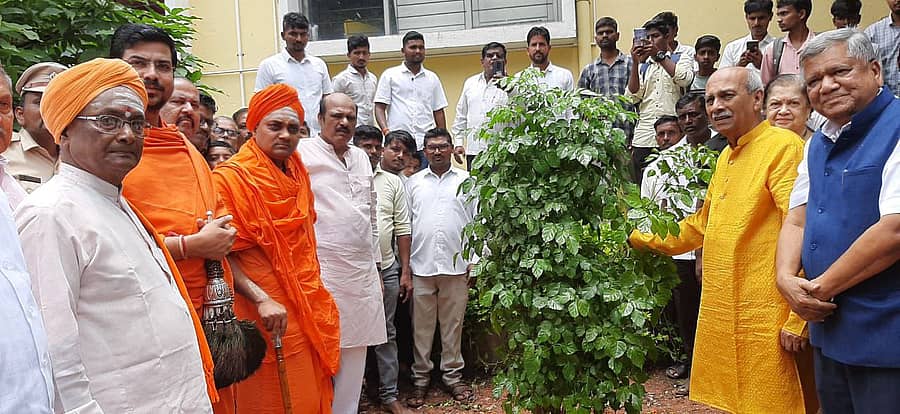 ಚಿಕ್ಕೋಡಿ ತಾಲ್ಲೂಕಿನ ಅಂಕಲಿಯಲ್ಲಿ ಶುಕ್ರವಾರ ಪ್ರಭಾಕರ ಕೋರೆ ಅವರ 78ನೇ ಜನ್ಮ ದಿನಾಚರಣೆ ಅಂಗವಾಗಿ, ಅಭಿನವ ಗವಿಸಿದ್ದೇಶ್ವರ ಸ್ವಾಮೀಜಿ ಹಾಗೂ ಸಂಸದ ಜಗದೀಶ ಶೆಟ್ಟರ್‌ ಸಸಿಗೆ ನೀರೆರೆದು ಕಾರ್ಯಕ್ರಮಗಳಿಗೆ ಚಾಲನೆ ನೀಡಿದರು