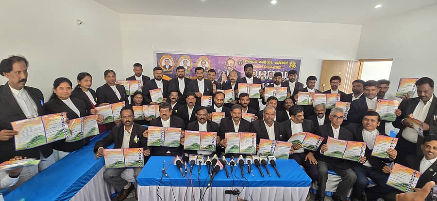 ಆನೇಕಲ್ ತಾಲ್ಲೂಕು ವಕೀಲರ ಸಂಘದ ಚುನಾವಣೆ ಹಿನ್ನೆಲೆಯಲ್ಲಿ ವಕೀಲ ಪ್ರಕಾಶ್.ವೈ ಅವರ ನೇತೃತ್ವದ ತಂಡವು ಪ್ರಣಾಳಿಕೆಯನ್ನು ಬಿಡುಗಡೆಗೊಳಿಸಿತು
