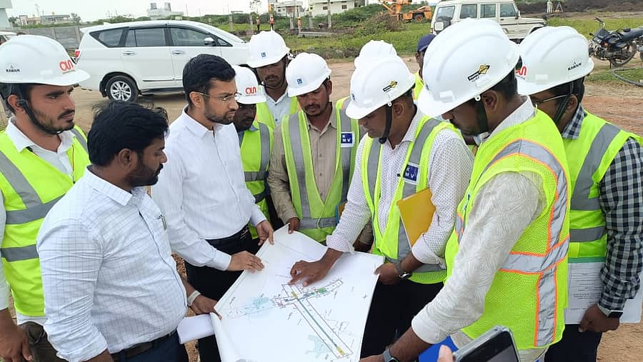 ಕವಿತಾಳ ಸಮೀಪದ ಯರಮರಸ್‌ ವಿಮಾನ ನಿಲ್ದಾಣ ಕಾಮಗಾರಿ ಸ್ಥಳಕ್ಕೆ ಶುಕ್ರವಾರ ಭೇಟಿ ನೀಡಿದ ಜಿಲ್ಲಾಧಿಕಾರಿ ನಿತೀಶ್‌ ಕೆ ಅವರು ಸಮಗ್ರ ಯೋಜನೆ ಕುರಿತು ಪರಿಶೀಲಿಸಿದರು.