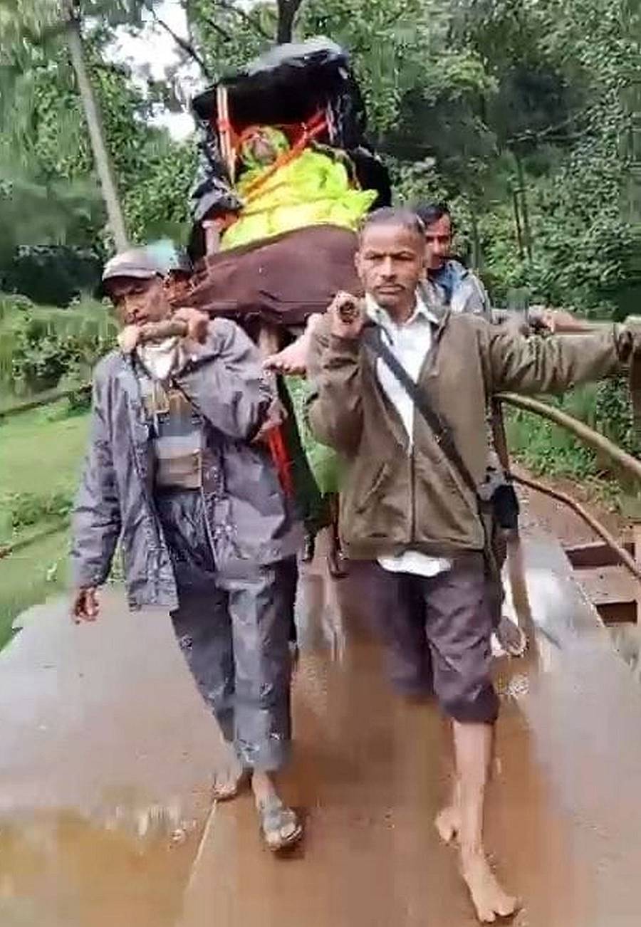 ಖಾನಾಪುರ ತಾಲ್ಲೂಕಿನ ಕೊಂಗಳಾ ಗ್ರಾಮದ ಅನಾರೋಗ್ಯ ಪೀಡಿತ ವ್ಯಕ್ತಿಯನ್ನು ಗ್ರಾಮಸ್ಥರು ಹೊತ್ತುಕೊಂಡು ಸಾಗಿದರು